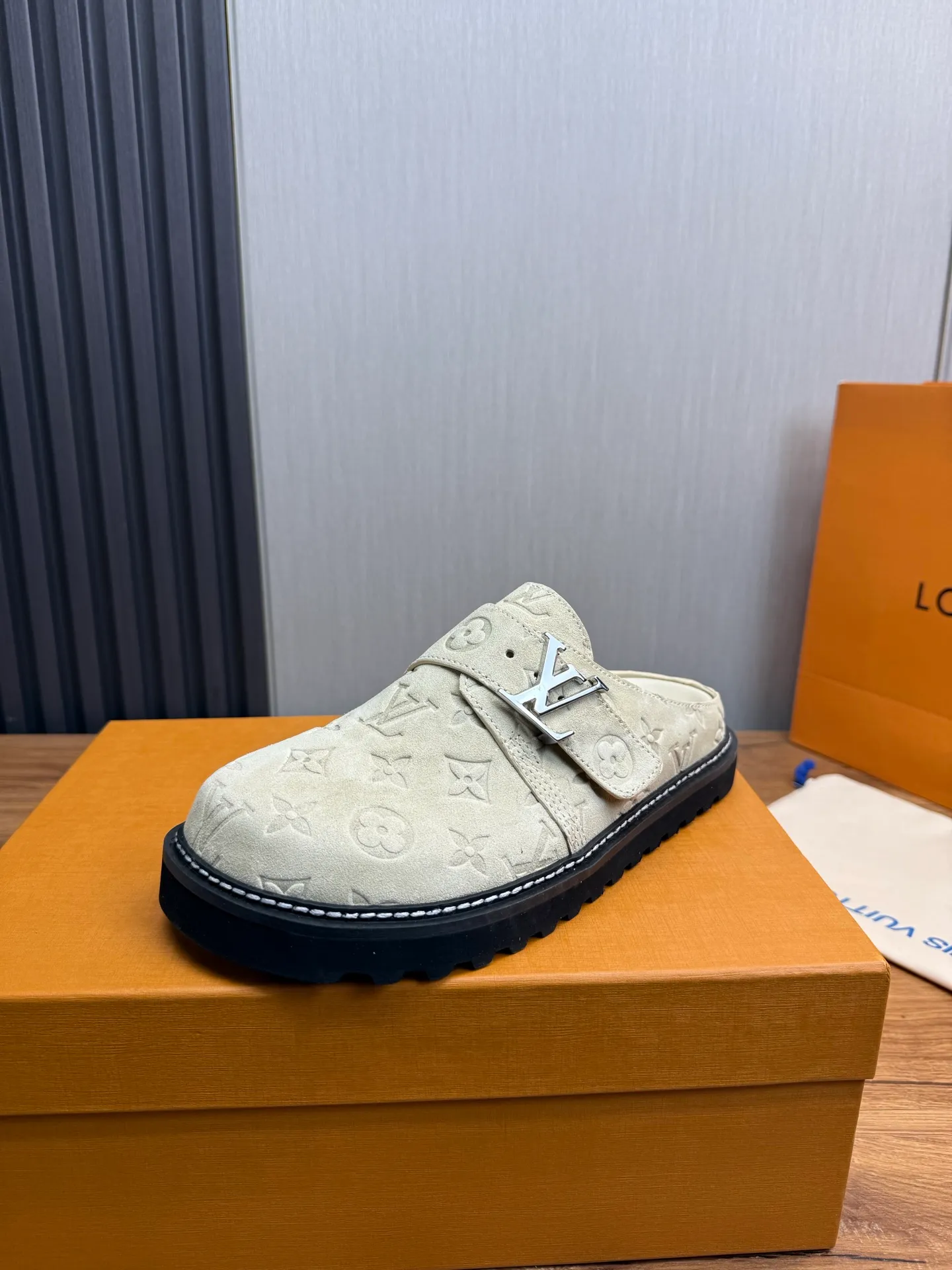 Men's men's shoes 460💰 Lv. Popular couple slippers hot sale🩷💚 🩴Official website one to one production 35-45 sizes 45 46 🉑️Customized!